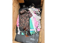 Partij kleding - afbeelding 14 van  23
