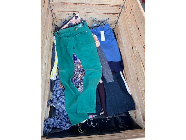 Partij kleding - afbeelding 15 van  23