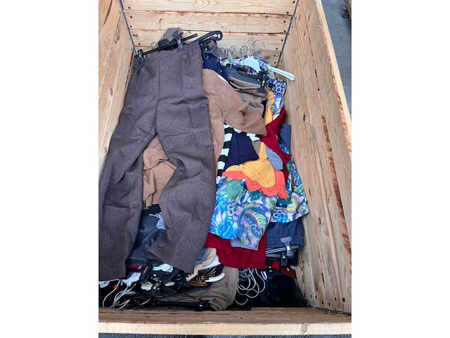 Partij kleding - afbeelding 16 van  23