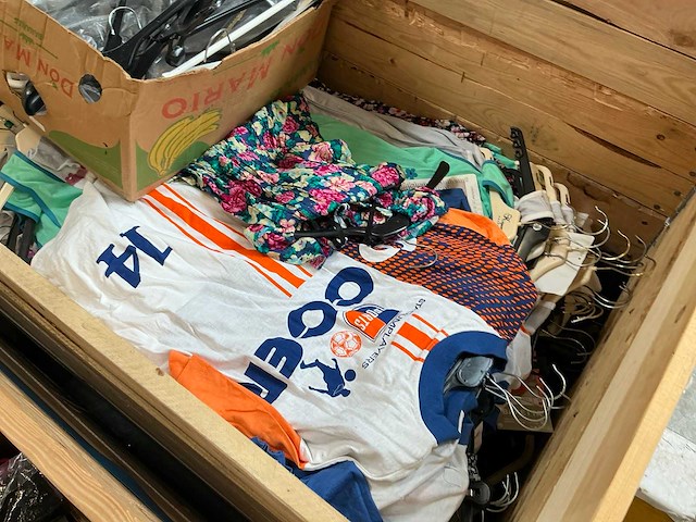 Partij kleding - afbeelding 12 van  23