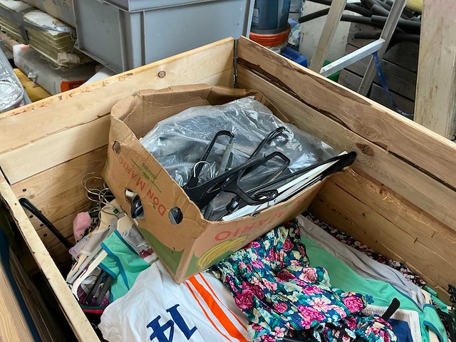 Partij kleding - afbeelding 17 van  23