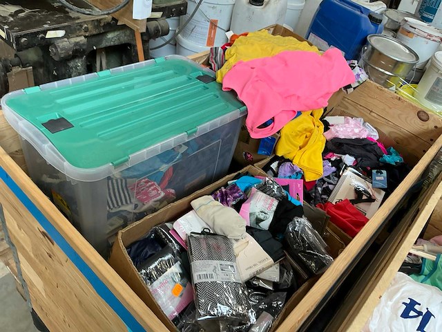 Partij kleding - afbeelding 18 van  23