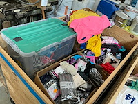 Partij kleding - afbeelding 18 van  23
