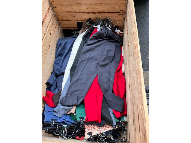 Partij kleding - afbeelding 19 van  23
