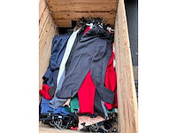 Partij kleding - afbeelding 19 van  23