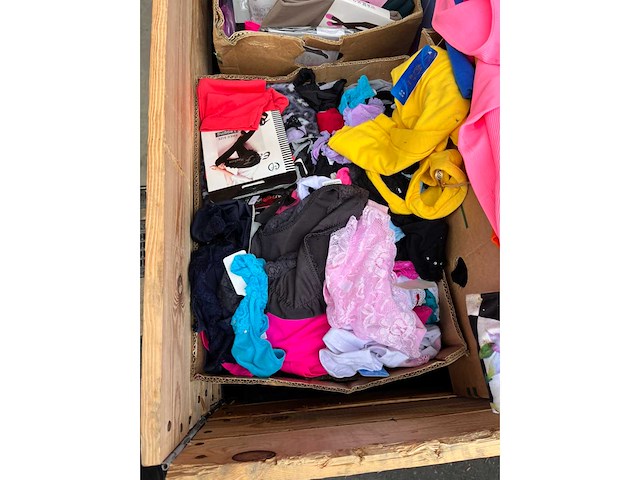 Partij kleding - afbeelding 21 van  23