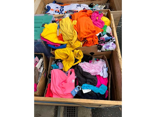 Partij kleding - afbeelding 22 van  23