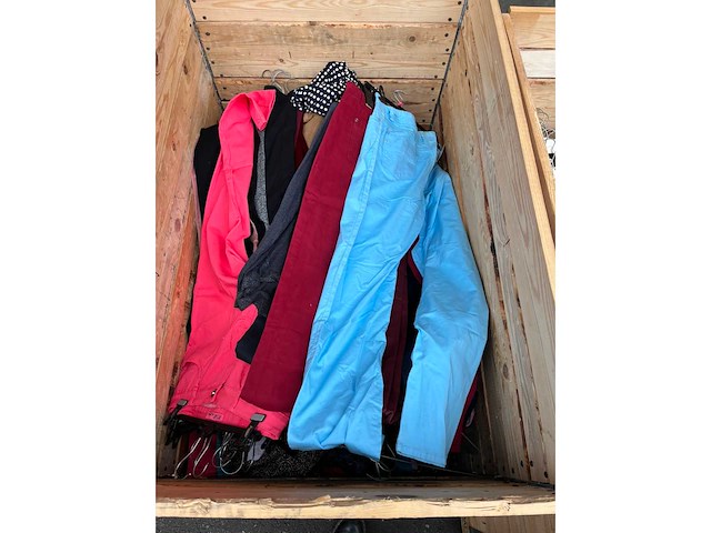 Partij kleding - afbeelding 23 van  23