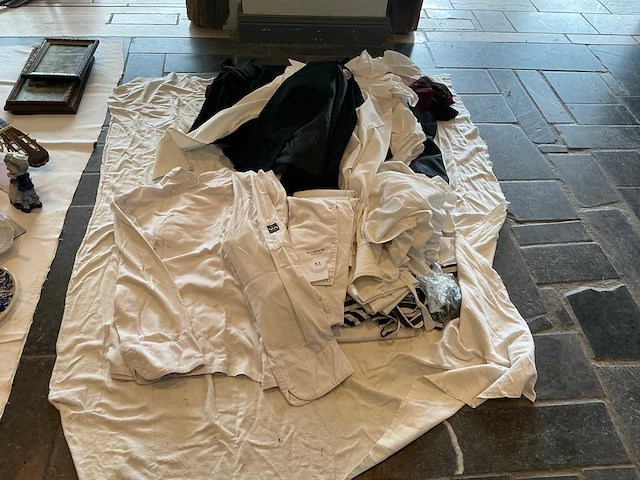 Partij kleding - afbeelding 1 van  5