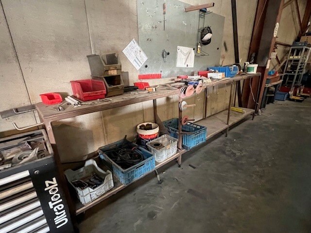 Partij klein handgereedschap, 9 pvc koffers met bouten en moeren enz, 2 m rek met klein handgereedschap, luchtdrukhaspel, buizenplooier, werkbank 4m, werkbank 3m, 4 metalen steunen (13,16,17,26) - afbeelding 2 van  11