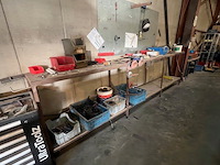 Partij klein handgereedschap, 9 pvc koffers met bouten en moeren enz, 2 m rek met klein handgereedschap, luchtdrukhaspel, buizenplooier, werkbank 4m, werkbank 3m, 4 metalen steunen (13,16,17,26) - afbeelding 2 van  11