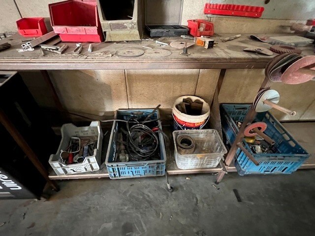 Partij klein handgereedschap, 9 pvc koffers met bouten en moeren enz, 2 m rek met klein handgereedschap, luchtdrukhaspel, buizenplooier, werkbank 4m, werkbank 3m, 4 metalen steunen (13,16,17,26) - afbeelding 3 van  11
