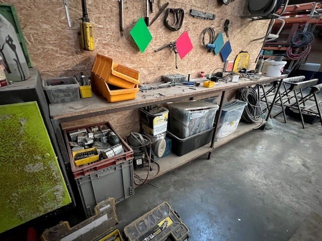 Partij klein handgereedschap, 9 pvc koffers met bouten en moeren enz, 2 m rek met klein handgereedschap, luchtdrukhaspel, buizenplooier, werkbank 4m, werkbank 3m, 4 metalen steunen (13,16,17,26) - afbeelding 1 van  11