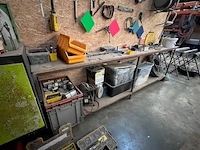 Partij klein handgereedschap, 9 pvc koffers met bouten en moeren enz, 2 m rek met klein handgereedschap, luchtdrukhaspel, buizenplooier, werkbank 4m, werkbank 3m, 4 metalen steunen (13,16,17,26) - afbeelding 1 van  11
