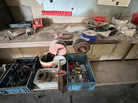 Partij klein handgereedschap, 9 pvc koffers met bouten en moeren enz, 2 m rek met klein handgereedschap, luchtdrukhaspel, buizenplooier, werkbank 4m, werkbank 3m, 4 metalen steunen (13,16,17,26) - afbeelding 4 van  11