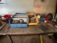 Partij klein handgereedschap, 9 pvc koffers met bouten en moeren enz, 2 m rek met klein handgereedschap, luchtdrukhaspel, buizenplooier, werkbank 4m, werkbank 3m, 4 metalen steunen (13,16,17,26) - afbeelding 5 van  11