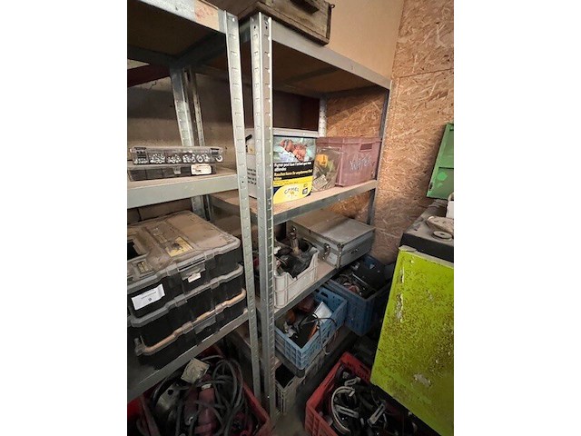 Partij klein handgereedschap, 9 pvc koffers met bouten en moeren enz, 2 m rek met klein handgereedschap, luchtdrukhaspel, buizenplooier, werkbank 4m, werkbank 3m, 4 metalen steunen (13,16,17,26) - afbeelding 6 van  11