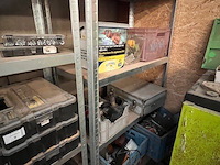 Partij klein handgereedschap, 9 pvc koffers met bouten en moeren enz, 2 m rek met klein handgereedschap, luchtdrukhaspel, buizenplooier, werkbank 4m, werkbank 3m, 4 metalen steunen (13,16,17,26) - afbeelding 6 van  11