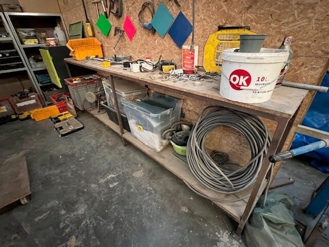 Partij klein handgereedschap, 9 pvc koffers met bouten en moeren enz, 2 m rek met klein handgereedschap, luchtdrukhaspel, buizenplooier, werkbank 4m, werkbank 3m, 4 metalen steunen (13,16,17,26) - afbeelding 7 van  11