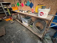 Partij klein handgereedschap, 9 pvc koffers met bouten en moeren enz, 2 m rek met klein handgereedschap, luchtdrukhaspel, buizenplooier, werkbank 4m, werkbank 3m, 4 metalen steunen (13,16,17,26) - afbeelding 7 van  11
