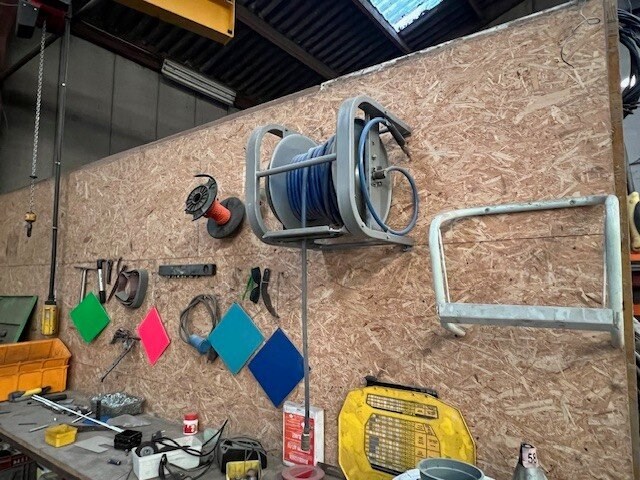 Partij klein handgereedschap, 9 pvc koffers met bouten en moeren enz, 2 m rek met klein handgereedschap, luchtdrukhaspel, buizenplooier, werkbank 4m, werkbank 3m, 4 metalen steunen (13,16,17,26) - afbeelding 8 van  11