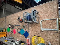 Partij klein handgereedschap, 9 pvc koffers met bouten en moeren enz, 2 m rek met klein handgereedschap, luchtdrukhaspel, buizenplooier, werkbank 4m, werkbank 3m, 4 metalen steunen (13,16,17,26) - afbeelding 8 van  11