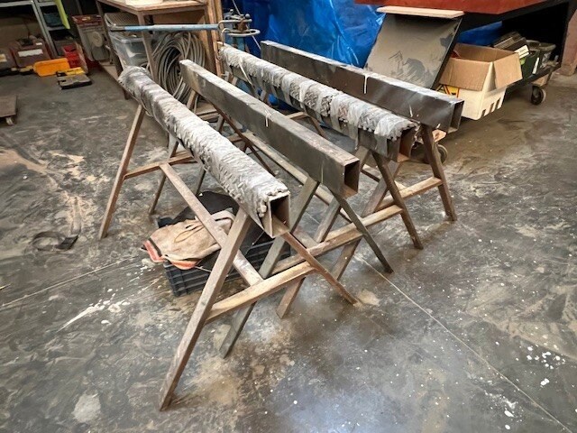 Partij klein handgereedschap, 9 pvc koffers met bouten en moeren enz, 2 m rek met klein handgereedschap, luchtdrukhaspel, buizenplooier, werkbank 4m, werkbank 3m, 4 metalen steunen (13,16,17,26) - afbeelding 9 van  11