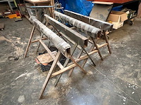 Partij klein handgereedschap, 9 pvc koffers met bouten en moeren enz, 2 m rek met klein handgereedschap, luchtdrukhaspel, buizenplooier, werkbank 4m, werkbank 3m, 4 metalen steunen (13,16,17,26) - afbeelding 9 van  11