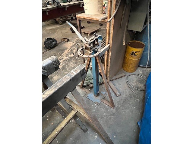 Partij klein handgereedschap, 9 pvc koffers met bouten en moeren enz, 2 m rek met klein handgereedschap, luchtdrukhaspel, buizenplooier, werkbank 4m, werkbank 3m, 4 metalen steunen (13,16,17,26) - afbeelding 10 van  11