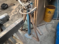 Partij klein handgereedschap, 9 pvc koffers met bouten en moeren enz, 2 m rek met klein handgereedschap, luchtdrukhaspel, buizenplooier, werkbank 4m, werkbank 3m, 4 metalen steunen (13,16,17,26) - afbeelding 10 van  11