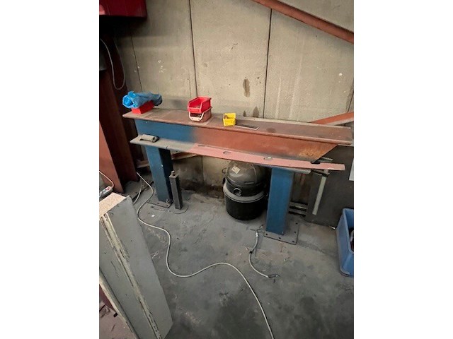 Partij klein handgereedschap, 9 pvc koffers met bouten en moeren enz, 2 m rek met klein handgereedschap, luchtdrukhaspel, buizenplooier, werkbank 4m, werkbank 3m, 4 metalen steunen (13,16,17,26) - afbeelding 11 van  11