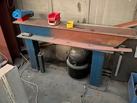 Partij klein handgereedschap, 9 pvc koffers met bouten en moeren enz, 2 m rek met klein handgereedschap, luchtdrukhaspel, buizenplooier, werkbank 4m, werkbank 3m, 4 metalen steunen (13,16,17,26) - afbeelding 11 van  11