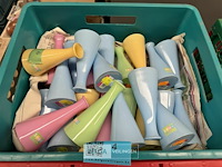 Partij kleine gekleurde glazen vaasjes