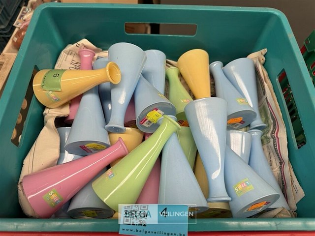 Partij kleine gekleurde glazen vaasjes - afbeelding 2 van  5
