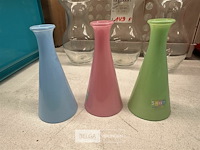 Partij kleine gekleurde glazen vaasjes - afbeelding 3 van  5