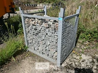 Partij kleine kasseien + bak