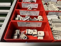 Partij klemmen en industriële connectoren - afbeelding 16 van  91