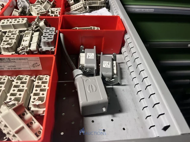 Partij klemmen en industriële connectoren - afbeelding 21 van  91