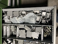 Partij klemmen en industriële connectoren - afbeelding 72 van  91