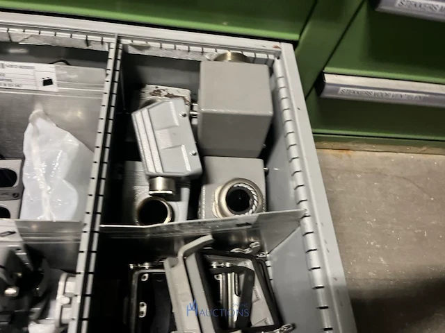 Partij klemmen en industriële connectoren - afbeelding 81 van  91