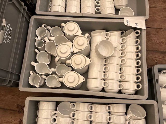 Partij koffietassen, ondertassen en kannetjes - afbeelding 2 van  6