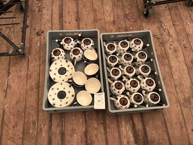 Partij koffietassen, ondertassen en kannetjes - afbeelding 1 van  3