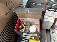 Partij koppelingen en kranen - afbeelding 2 van  2