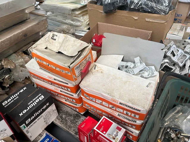 Partij koppelingen en kranen - afbeelding 4 van  12