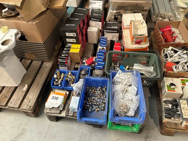 Partij koppelingen en kranen - afbeelding 1 van  12