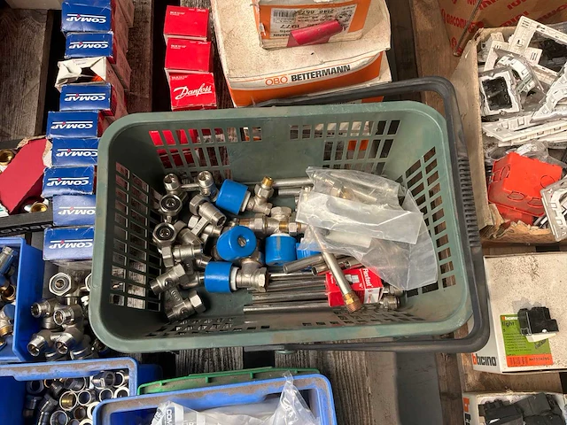 Partij koppelingen en kranen - afbeelding 6 van  12