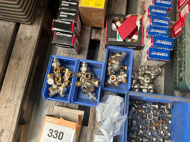 Partij koppelingen en kranen - afbeelding 7 van  12