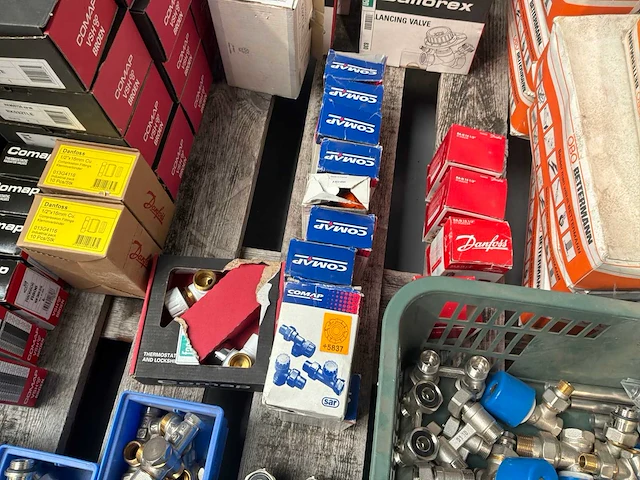 Partij koppelingen en kranen - afbeelding 8 van  12