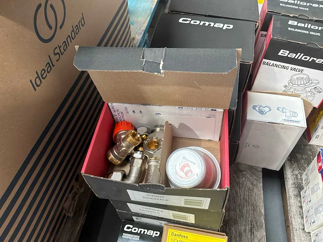 Partij koppelingen en kranen - afbeelding 10 van  12