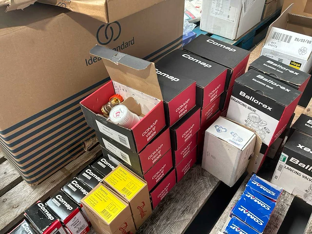 Partij koppelingen en kranen - afbeelding 11 van  12